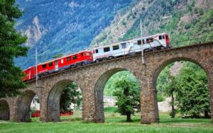 Menjelajahi 7 Jalur Kereta Api Paling Unik di Dunia